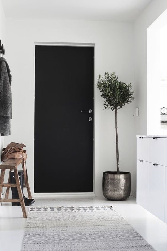 Pintu minimalis hitam dengan handle hitam