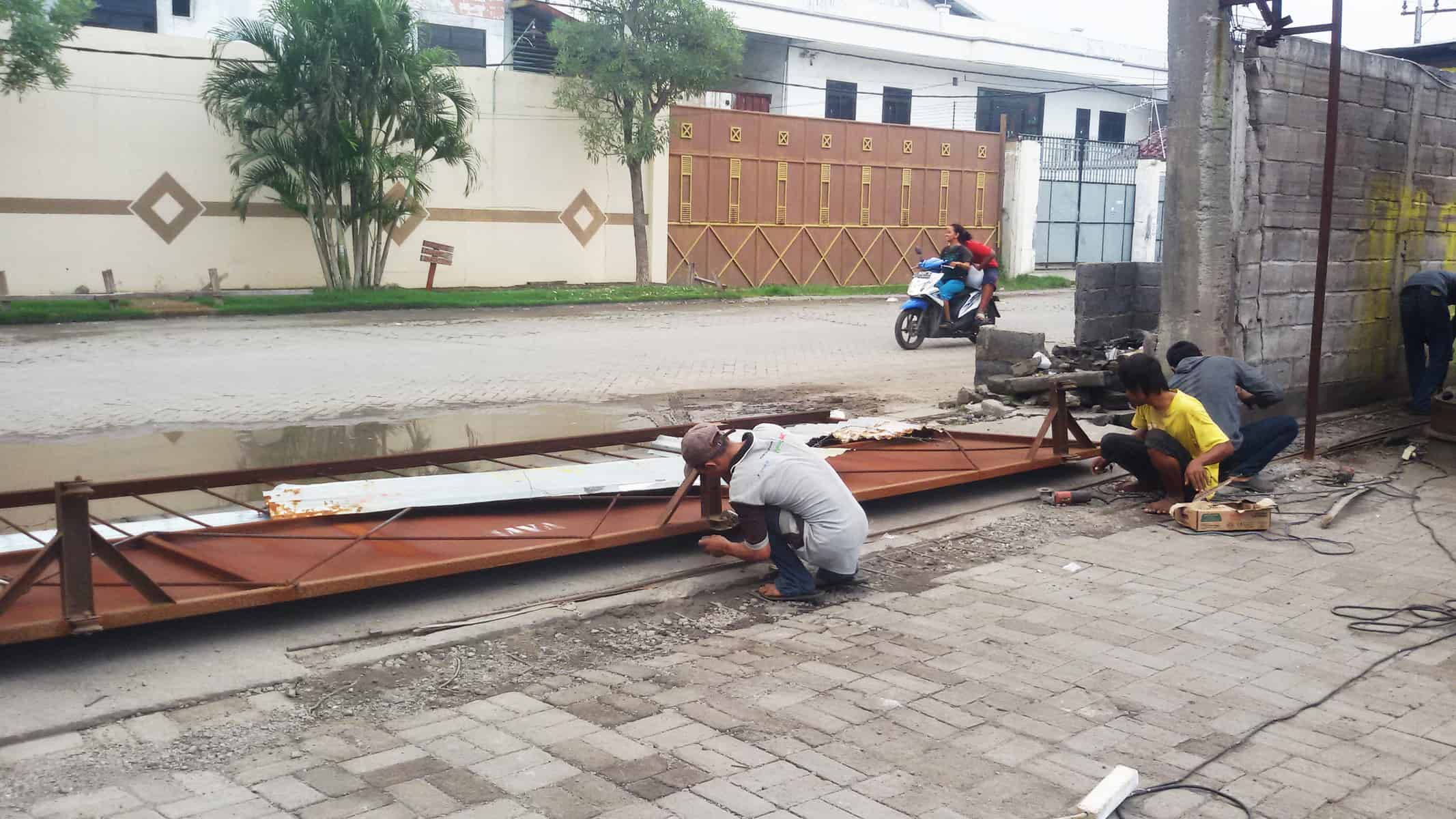 perbaikan gerbang gudang oleh mitra Sejasa