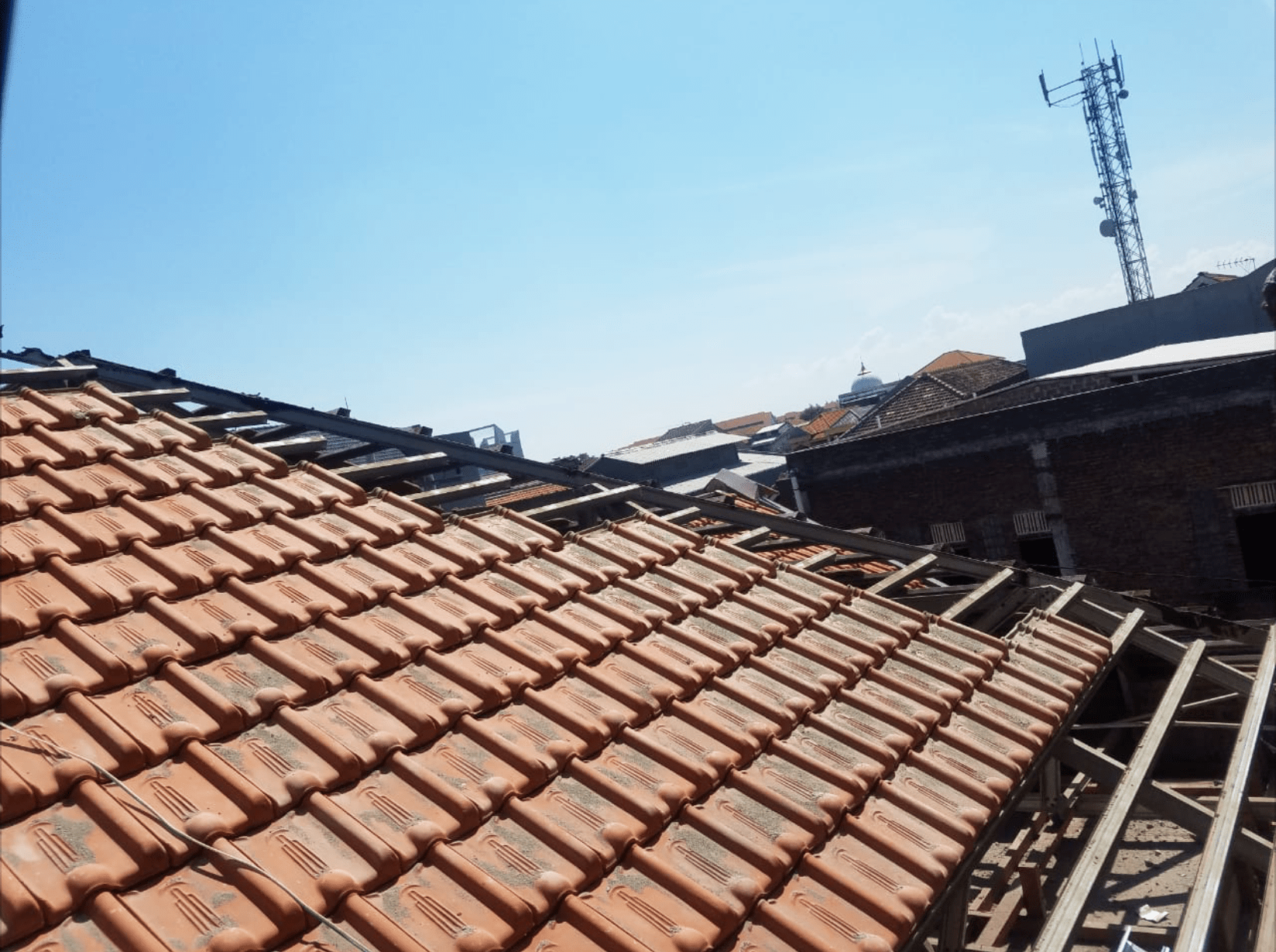 perbaikan atap oleh mitra Sejasa