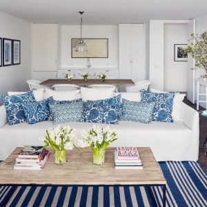 kombinasi warna putih dan biru pada interior rumah