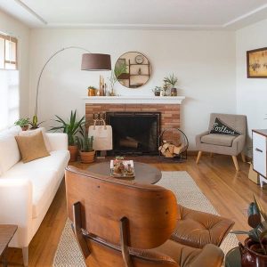 kombinasi warna putih dan cokelat pada interior rumah