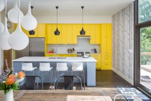 kombinasi warna putih dan kuning pada interior rumah