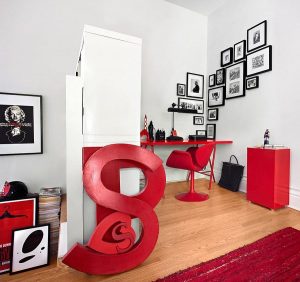 kombinasi warna putih dan merah pada interior rumah
