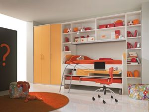 kombinasi warna putih dan orange pada interior rumah
