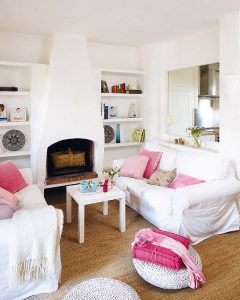 kombinasi warna putih dan pink pada interior rumah