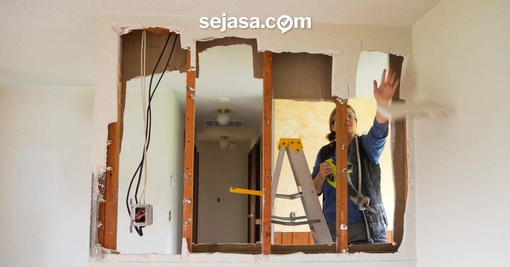 dinding rumah yang dalam proses dibongkar