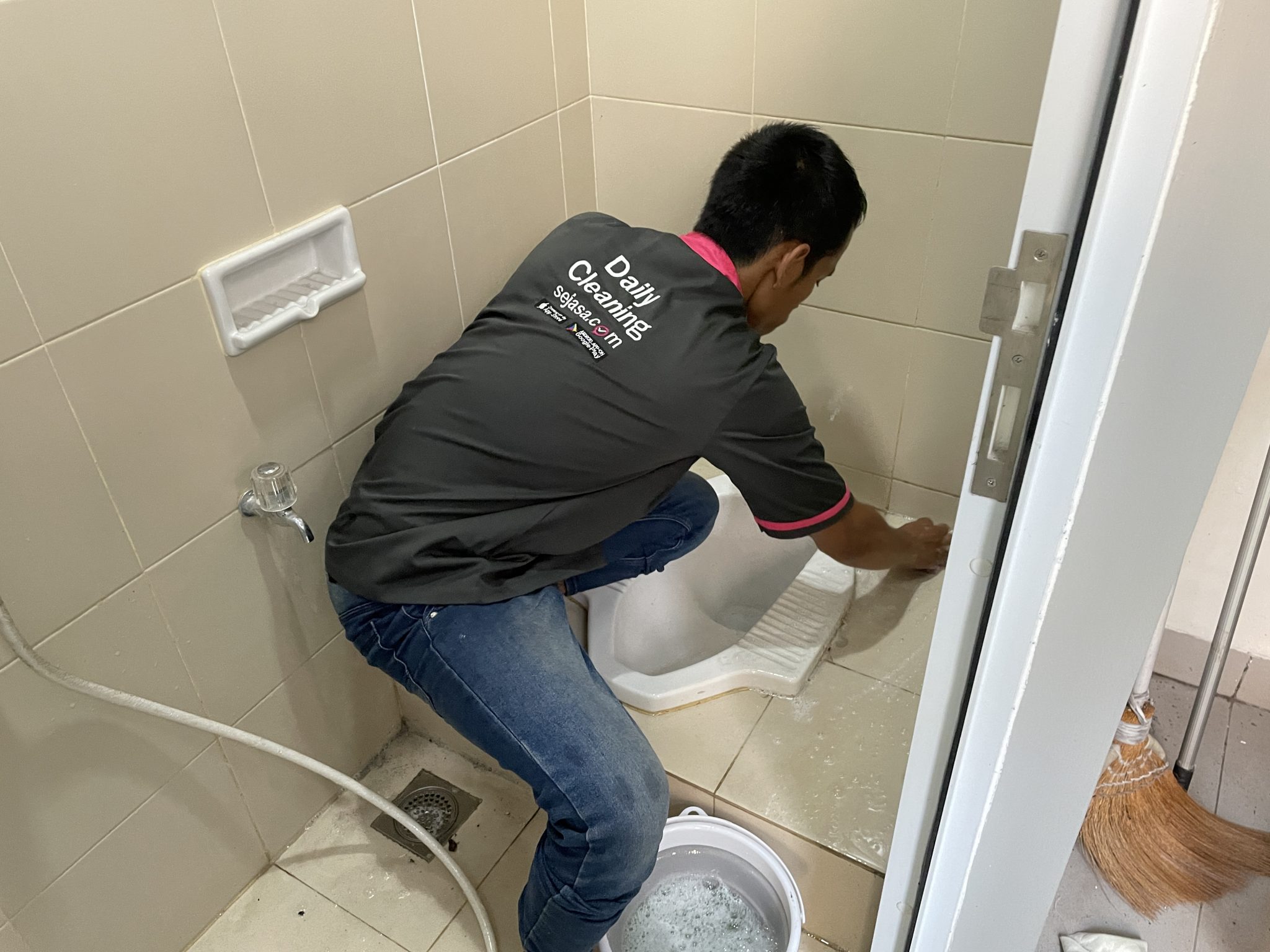 mitra daily cleaning Sejasa sedang membersihkan toilet