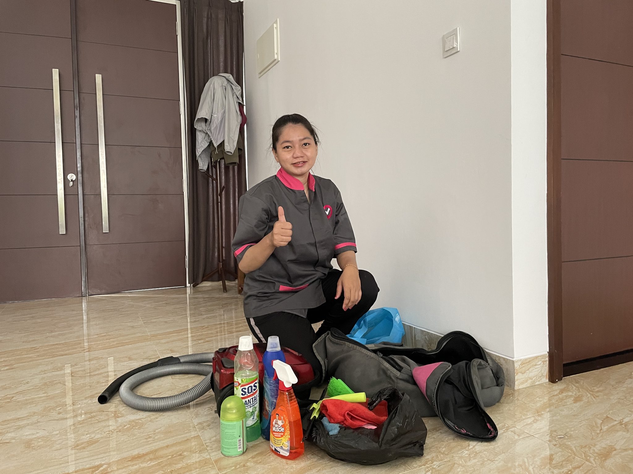 penyedia jasa Sejasa menyiapkan peralatan dan cairan pembersih 