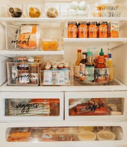 bagian dalam kulkas yang bersih dan tertata rapi