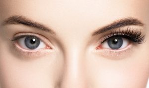extension bulu mata menggunakan 2 lapis bulu mata extension pada mata kiri seorang perempuan