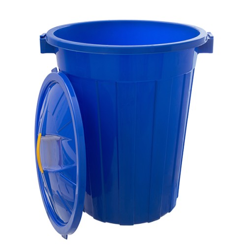 ember berwarna biru yang bisa digunakan sebagai alat pembersih toilet untuk menampung air
