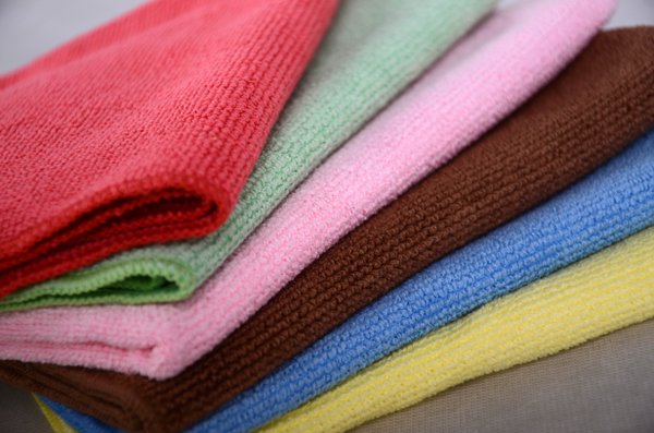 kain lap microfiber yang dapat digunakan sebagai alat membersihkan kaca toilet