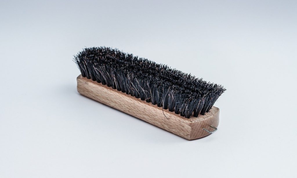 sikat bulu scrub yang dapat dijadikan alat pembersih permukaan lantai keramik kamar mandi