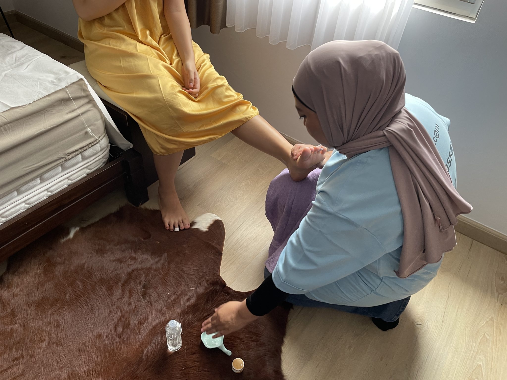 terapis Sejasa sedang melakukan pijat refleksi pada kaki customer