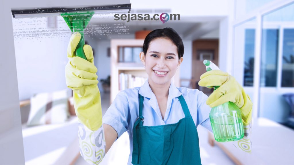 seorang wanita yang menyediakan jasa cleaning service murah