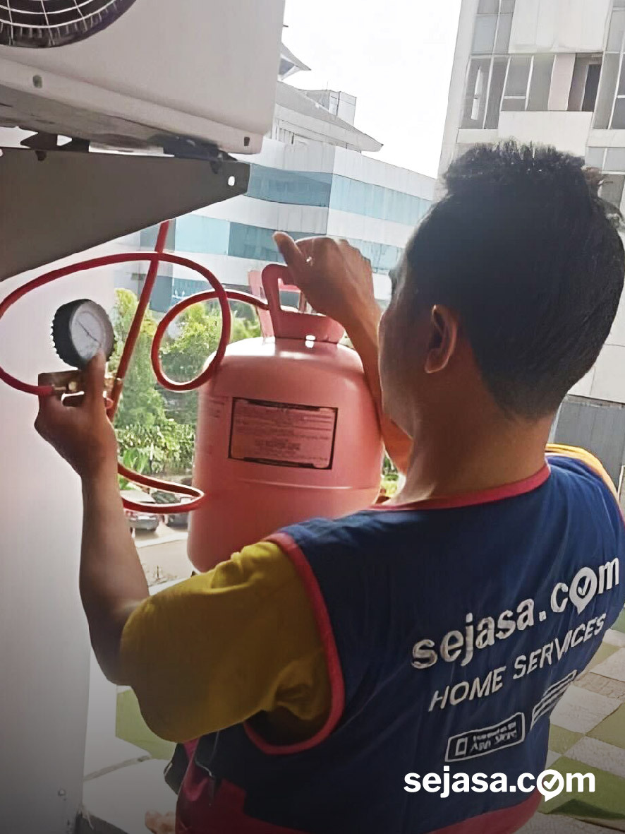 service ac apartemen oleh teknisi Sejasa di sebuah unit apartemen di Jakarta