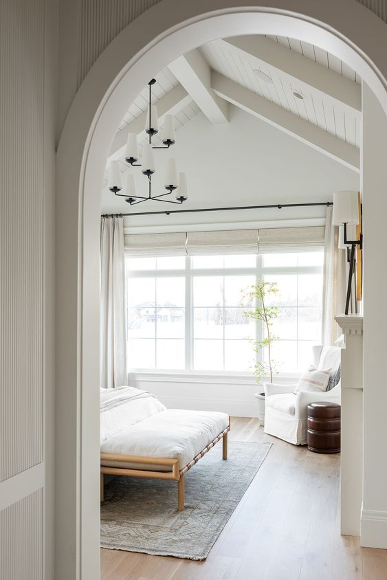 kamar tidur dengan interior warna putih