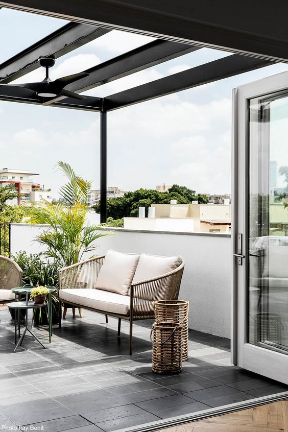 tampilan balkon rumah bertingkat