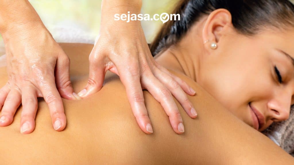 seorang wanita sedang menikmati layanan massage di rumah