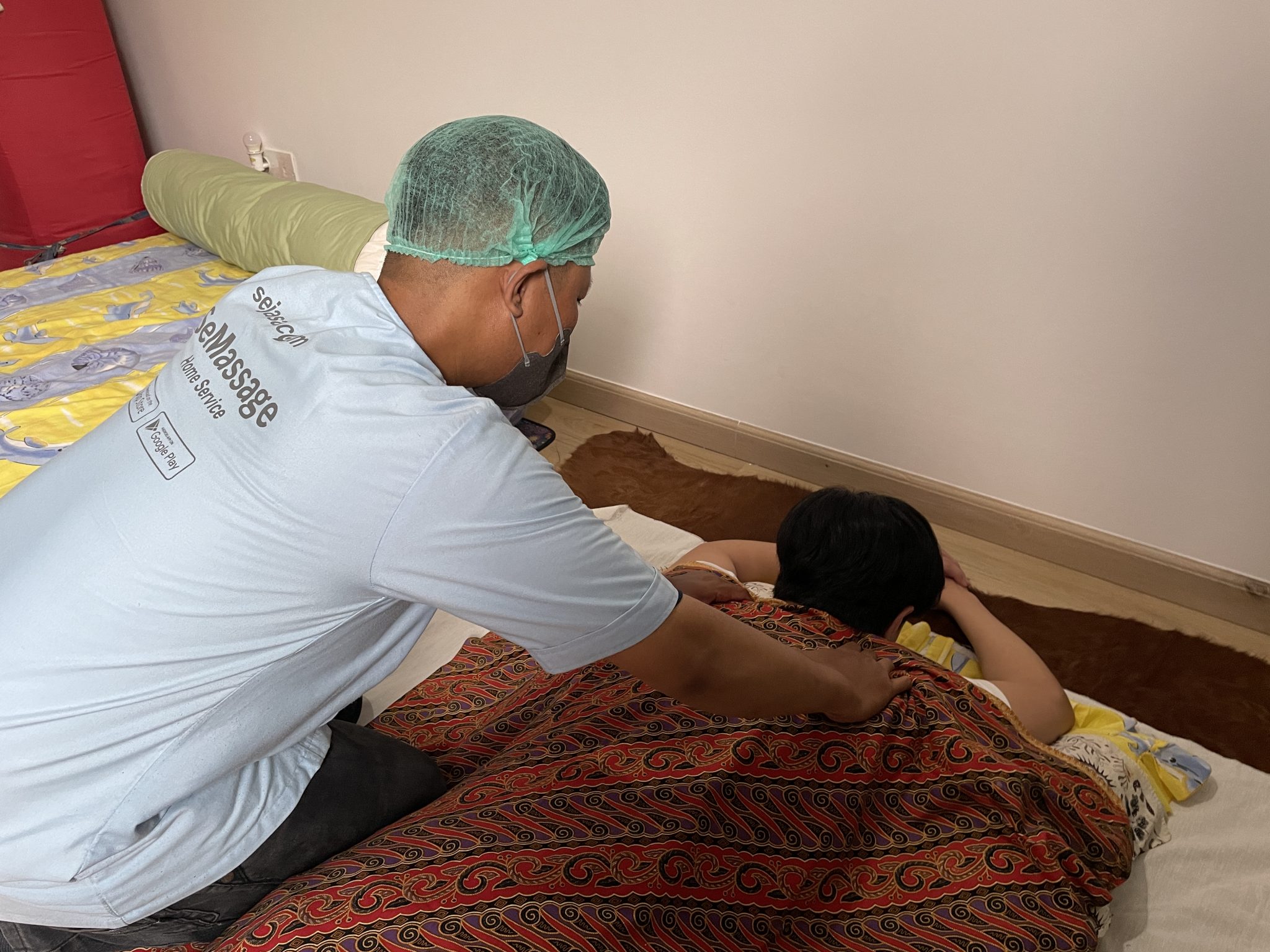 terapis Sejasa sedang memberikan pijat untuk pelanggannya