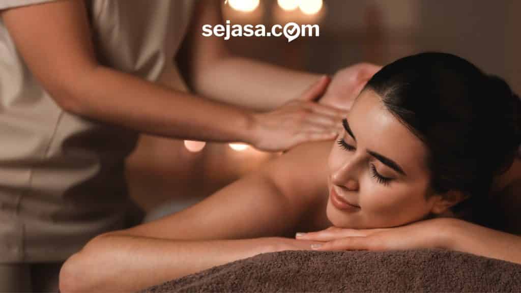 terapis sedang melakukan massage wanita