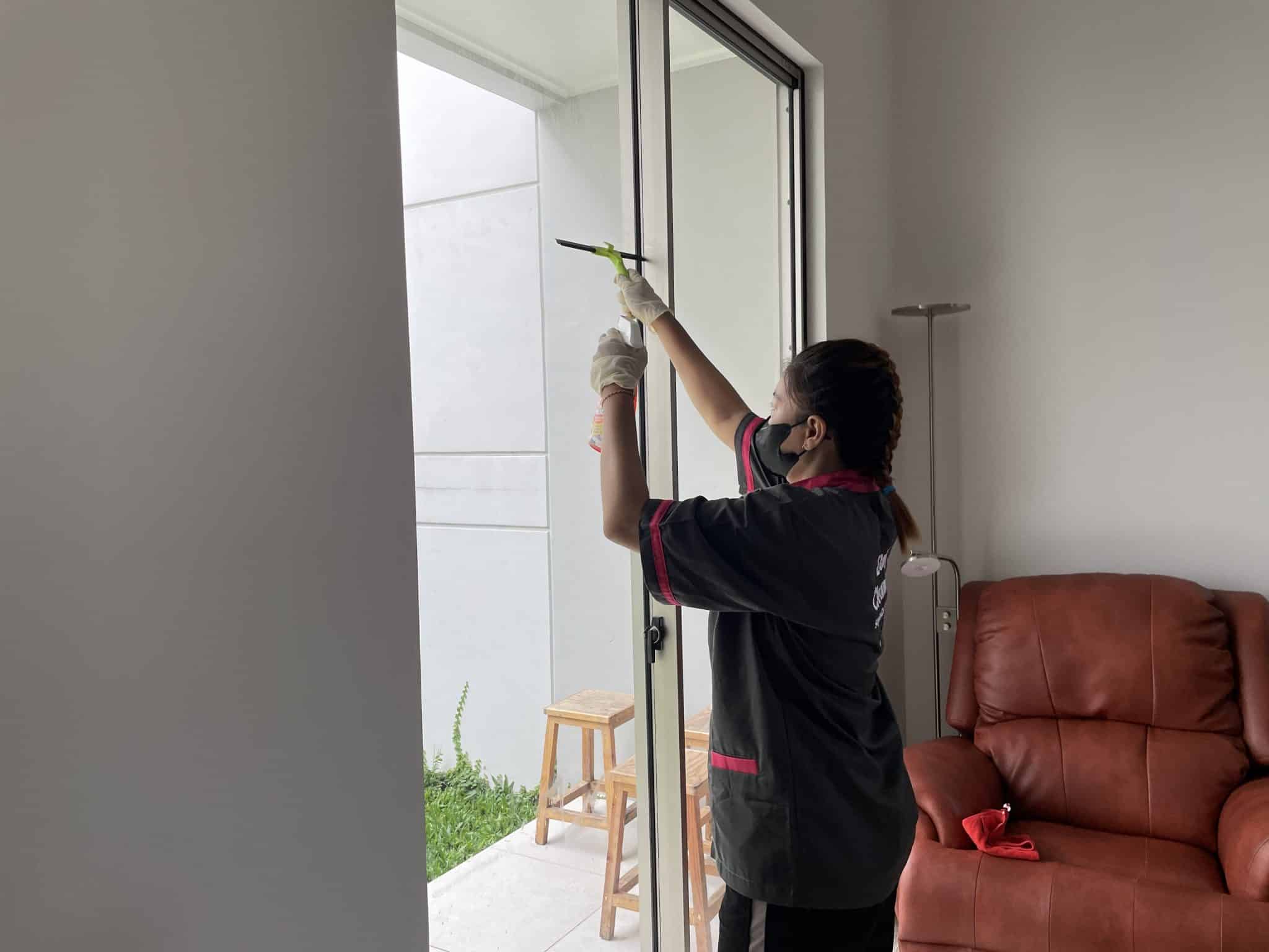 mitra cleaning Sejasa sedang membersihkan kaca