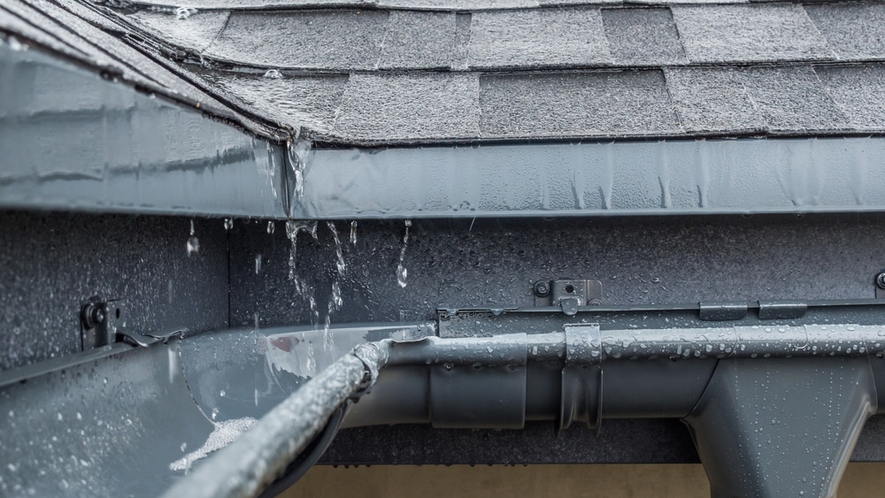 saluran air di bagian atap rumah ketika musim hujan sangat deras