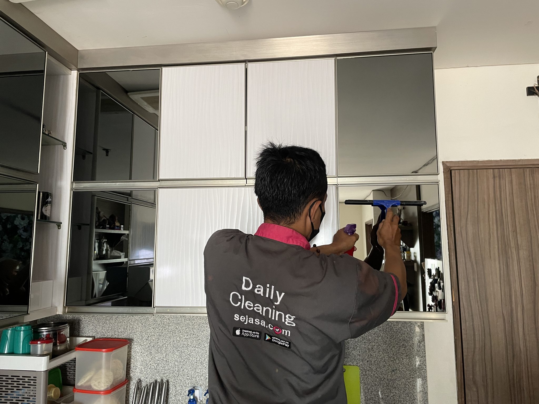 mitra cleaning Sejasa sedang membersihkan lemari dapur