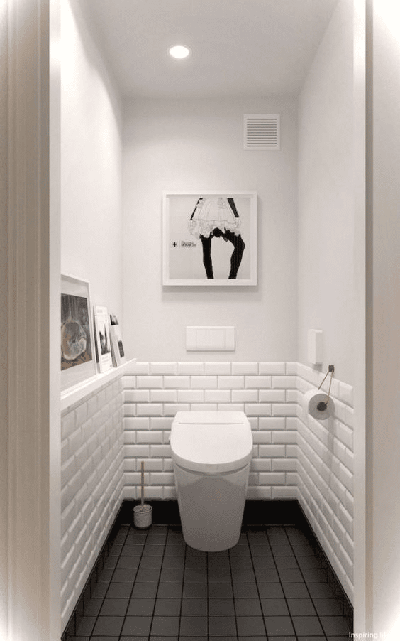 toilet dengan ventilasi kipas di bagian atasnya