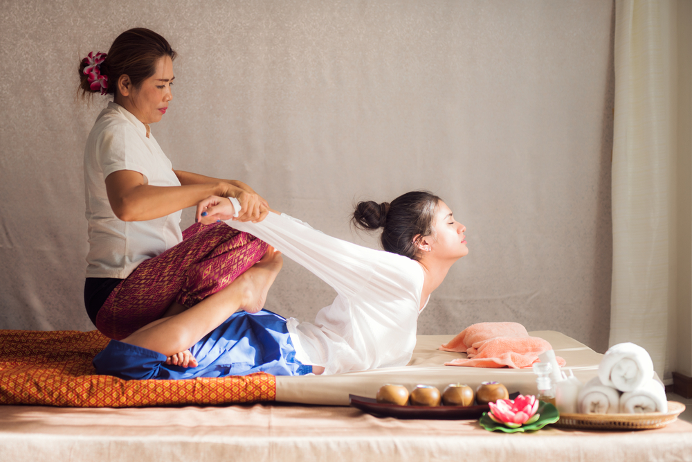 thai massage potret thai massage oleh terapis kepada seorang wanita