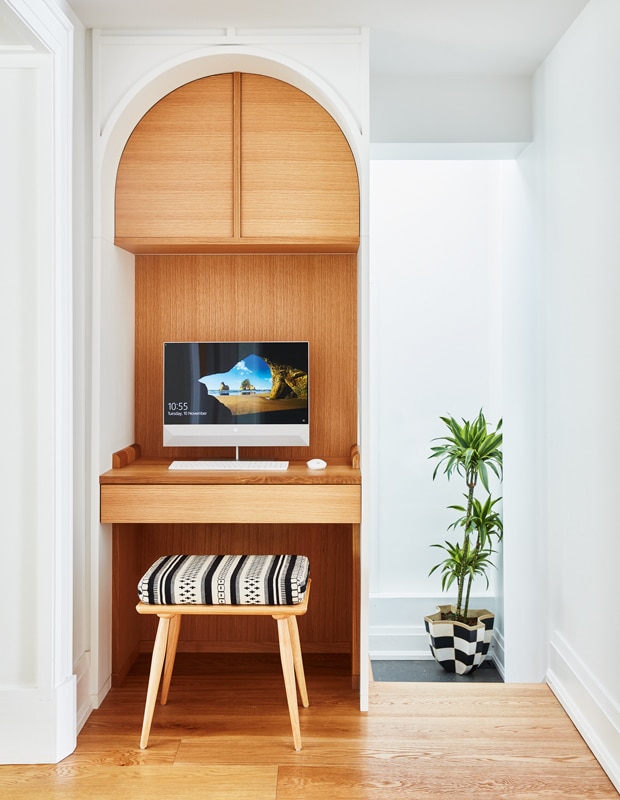 Perpaduan Warna Putih dan Kayu Perpaduan Warna Putih dan Kayu