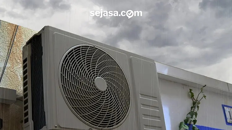 kondisi outdoor AC saat musim hujan